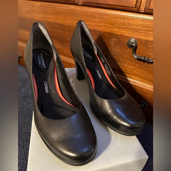 Like new Rockport Total Motion Leah Pump - Picture 2 of 10